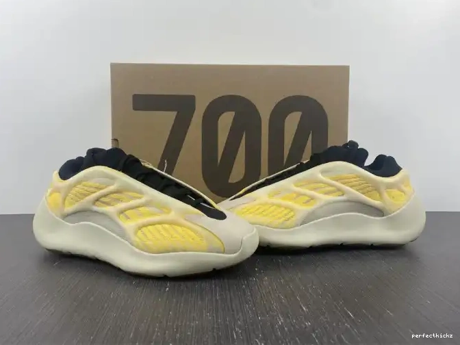 V3 Mono 700 HP5425 Yeezy Adidas Safflower 0612